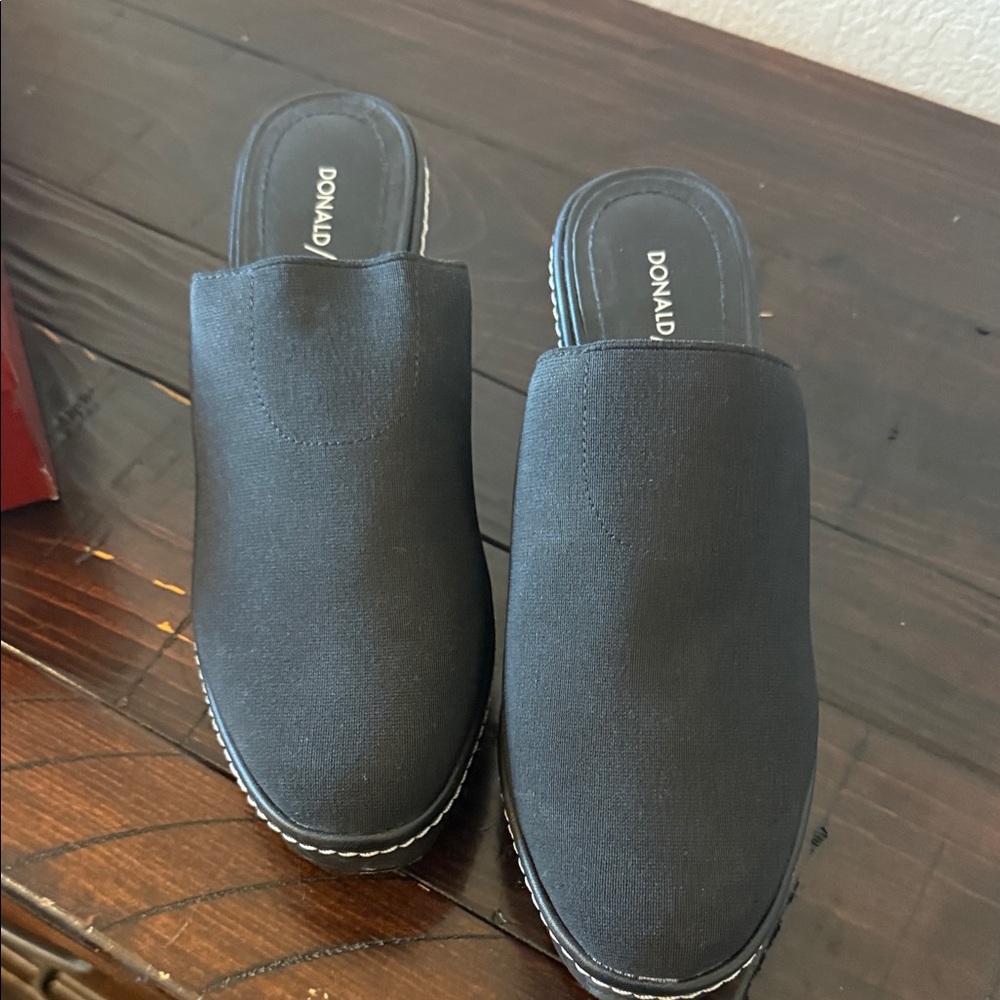 Pair of Donald Pliner mules in excellent shape!!